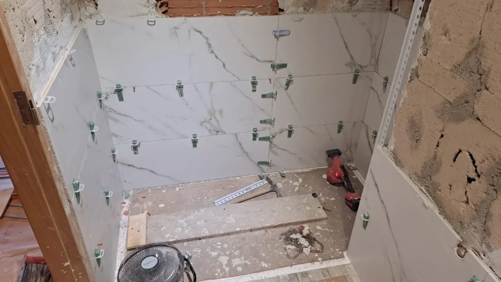 Durante - alicatado simil marmol en pared de bano en Gandia - Jesbal Habitatge