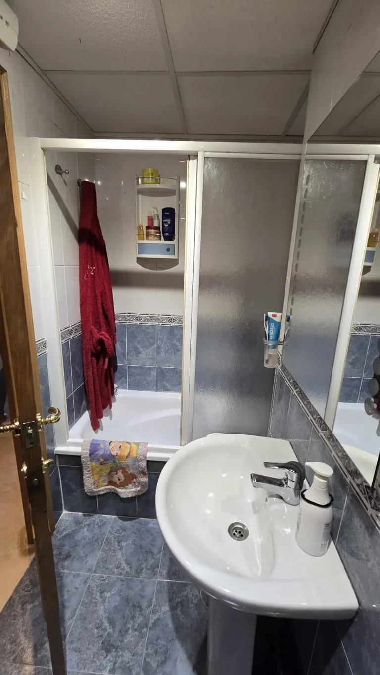 Antes - lavabo y mampara corredera antigua en Gandia - Jesbal Habitatge