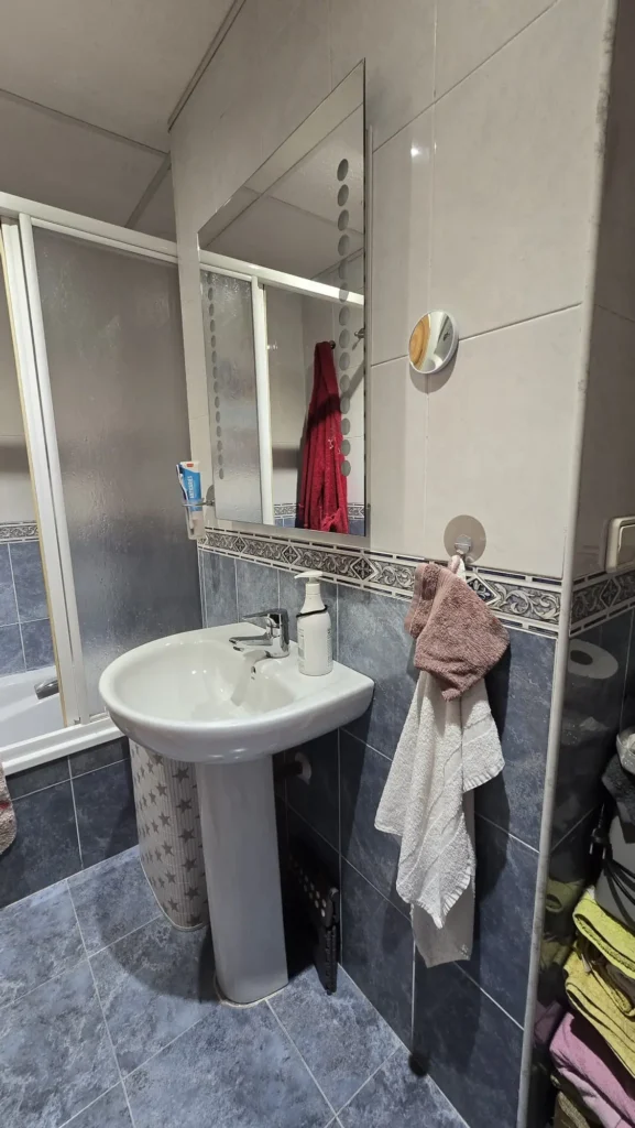 Antes - bano con azulejo y mueble antiguo en Gandia - Jesbal Habitatge