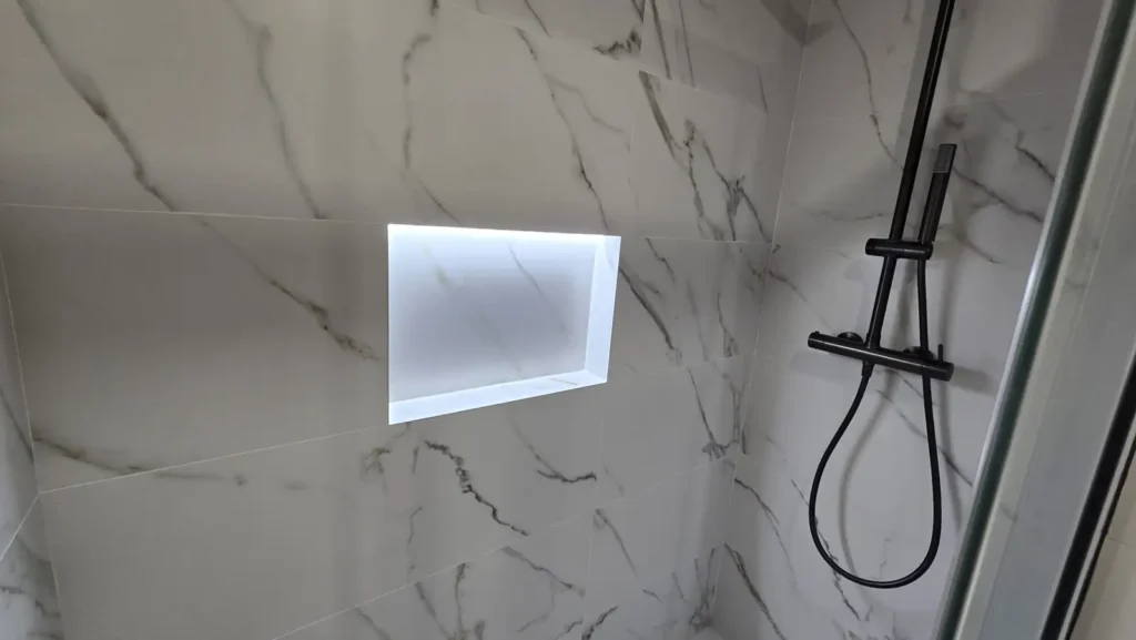 Despues - hornacina con iluminacion LED en bano en Gandia - Jesbal Habitatge