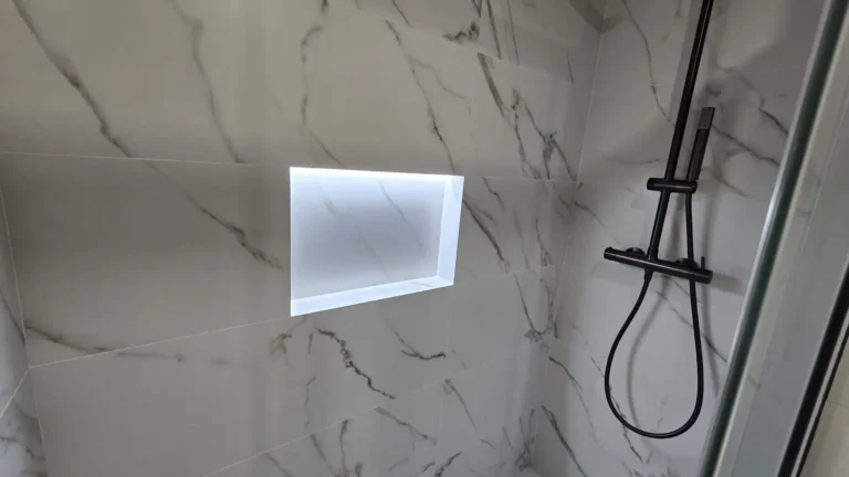 Despues - hornacina con iluminacion LED en bano en Gandia - Jesbal Habitatge
