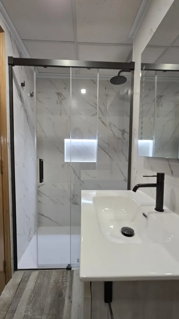 Despues - mampara de ducha y griferia negra en Gandia - Jesbal Habitatge