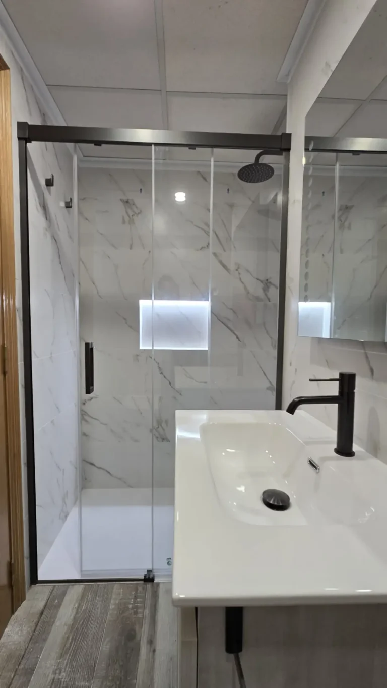 Despues - mampara de ducha y griferia negra en Gandia - Jesbal Habitatge