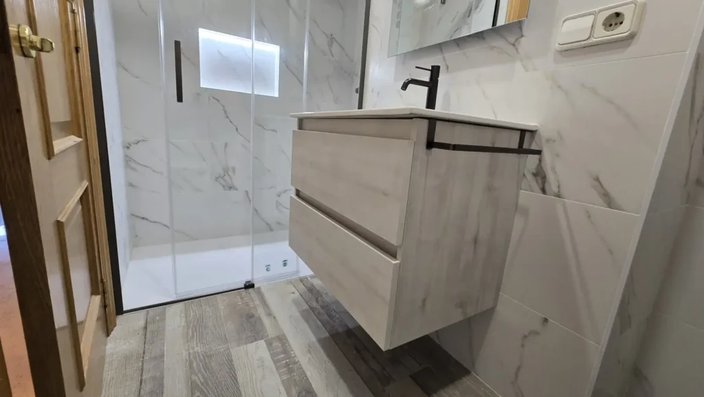 Despues - lavabo y mueble suspendido en bano en Gandia - Jesbal Habitatge