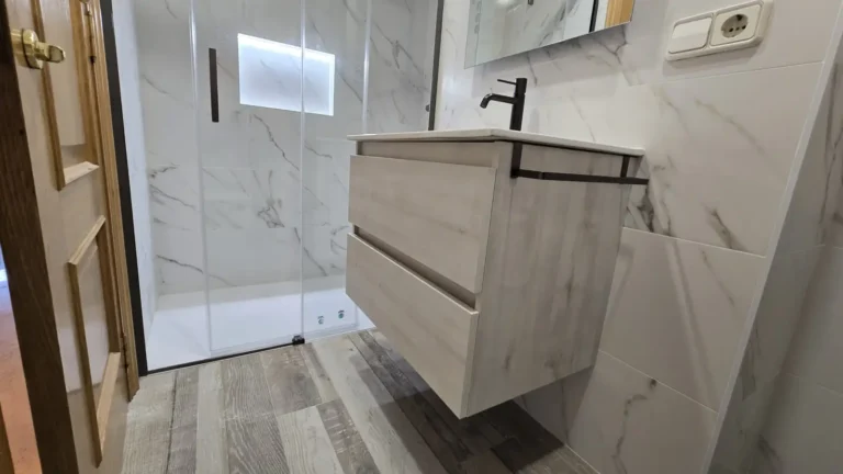 Despues - lavabo y mueble suspendido en bano en Gandia - Jesbal Habitatge