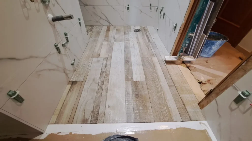 Durante - suelo simil madera junto a alicatado en Gandia - Jesbal Habitatge