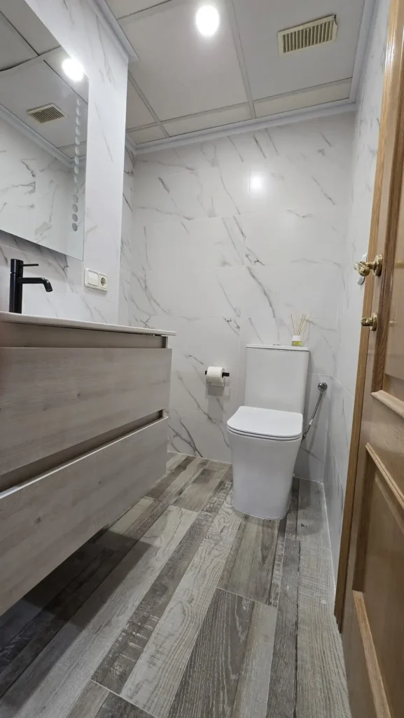 Después - vista general del baño reformado en Gandía - Jesbal Habitatge
