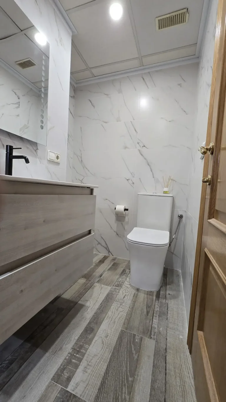 Después - vista general del baño reformado en Gandía - Jesbal Habitatge